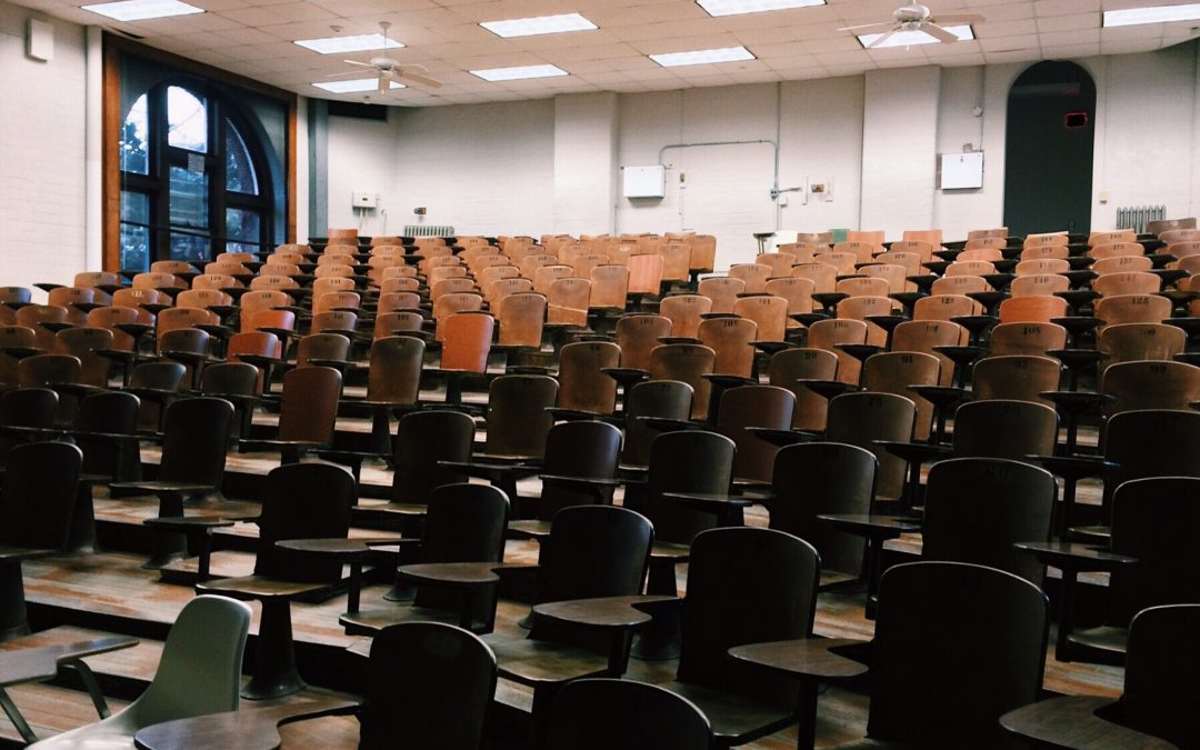 Salón de clases de sillas de auditorio