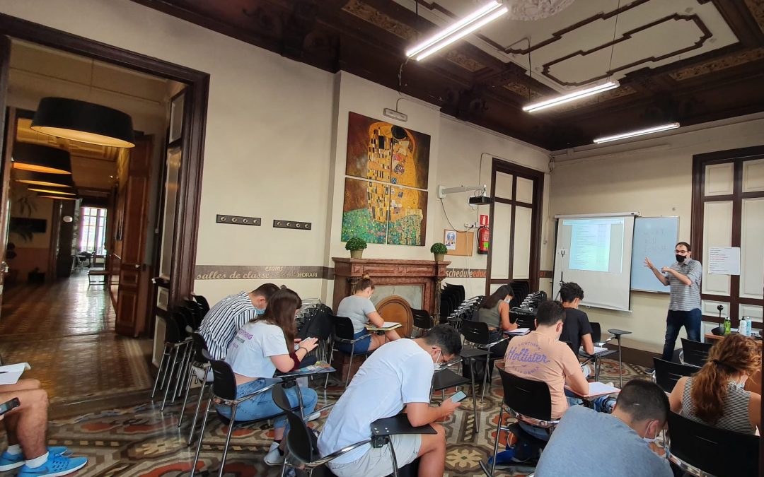 Estudiante en un salon de clases