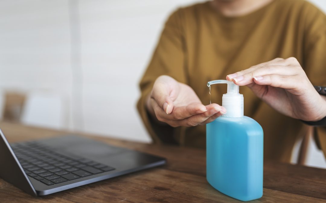 mujer limpiándose las manos con gel desinfectante para manos para evitar la contaminación por coronavirus