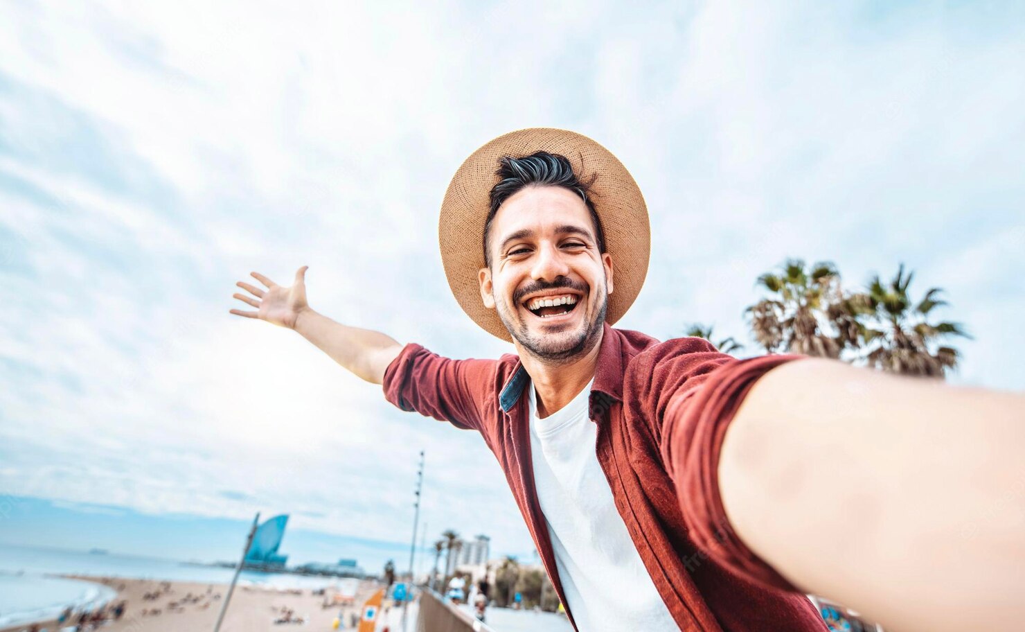 hombre guapo tomando selfie ciudad barcelona espana 169160 1027